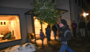 Weihnachtsbaumweitwerfen Weihnachtsbaumweitwerfen